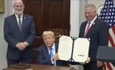 פרעזידענט טראמפ שרייבט אונטער די VA היים לאון פראגראם רעפארם אקט אין געזעץ.