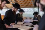 יארצייט פון הרה"ק בעל אור לשמים זי"ע אפגעראכטן דורך הונדערטע אידן ביים ציון הקדוש אין שטאט אפטא – פוילן