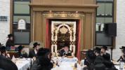 הגרי"מ ערלאנגער שליט"א ביים סעודת הילולת האריז"ל אין קרית יואל, בהשתתפות כ"ק אדמו"ר מראחמיסטריווקא ספרינג וואלי שליט"א