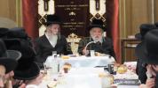 הגרי"מ ערלאנגער שליט"א ביים סעודת הילולת האריז"ל אין קרית יואל, בהשתתפות כ"ק אדמו"ר מראחמיסטריווקא ספרינג וואלי שליט"א