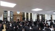 הגרי"מ ערלאנגער שליט"א ביים סעודת הילולת האריז"ל אין קרית יואל, בהשתתפות כ"ק אדמו"ר מראחמיסטריווקא ספרינג וואלי שליט"א