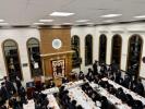 הגרי"מ ערלאנגער שליט"א ביים סעודת הילולת האריז"ל אין קרית יואל, בהשתתפות כ"ק אדמו"ר מראחמיסטריווקא ספרינג וואלי שליט"א