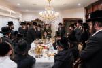 מעמד חתימת שטרות בבית הנדבן הרבני ר' שלום יוסף אבערלאנדער הי"ו, ממבוני וממייסדי מוסדות צאן יוסף פאפא מאנסי, פאר די איבערבוי פון די פראכטפולע שמחה זאלן אינעם בנין הת"ת, בראשות כ"ק אדמו"ר מפאפא שליט"א
