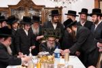 מעמד חתימת שטרות בבית הנדבן הרבני ר' שלום יוסף אבערלאנדער הי"ו, ממבוני וממייסדי מוסדות צאן יוסף פאפא מאנסי, פאר די איבערבוי פון די פראכטפולע שמחה זאלן אינעם בנין הת"ת, בראשות כ"ק אדמו"ר מפאפא שליט"א