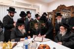 מעמד חתימת שטרות בבית הנדבן הרבני ר' שלום יוסף אבערלאנדער הי"ו, ממבוני וממייסדי מוסדות צאן יוסף פאפא מאנסי, פאר די איבערבוי פון די פראכטפולע שמחה זאלן אינעם בנין הת"ת, בראשות כ"ק אדמו"ר מפאפא שליט"א