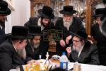 מעמד חתימת שטרות בבית הנדבן הרבני ר' שלום יוסף אבערלאנדער הי"ו, ממבוני וממייסדי מוסדות צאן יוסף פאפא מאנסי, פאר די איבערבוי פון די פראכטפולע שמחה זאלן אינעם בנין הת"ת, בראשות כ"ק אדמו"ר מפאפא שליט"א