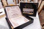 מעמד חתימת שטרות בבית הנדבן הרבני ר' שלום יוסף אבערלאנדער הי"ו, ממבוני וממייסדי מוסדות צאן יוסף פאפא מאנסי, פאר די איבערבוי פון די פראכטפולע שמחה זאלן אינעם בנין הת"ת, בראשות כ"ק אדמו"ר מפאפא שליט"א