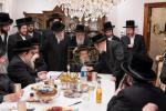 מעמד חתימת שטרות בבית הנדבן הרבני ר' שלום יוסף אבערלאנדער הי"ו, ממבוני וממייסדי מוסדות צאן יוסף פאפא מאנסי, פאר די איבערבוי פון די פראכטפולע שמחה זאלן אינעם בנין הת"ת, בראשות כ"ק אדמו"ר מפאפא שליט"א