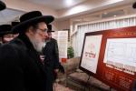 מעמד חתימת שטרות בבית הנדבן הרבני ר' שלום יוסף אבערלאנדער הי"ו, ממבוני וממייסדי מוסדות צאן יוסף פאפא מאנסי, פאר די איבערבוי פון די פראכטפולע שמחה זאלן אינעם בנין הת"ת, בראשות כ"ק אדמו"ר מפאפא שליט"א