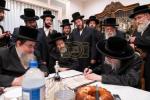 מעמד חתימת שטרות בבית הנדבן הרבני ר' שלום יוסף אבערלאנדער הי"ו, ממבוני וממייסדי מוסדות צאן יוסף פאפא מאנסי, פאר די איבערבוי פון די פראכטפולע שמחה זאלן אינעם בנין הת"ת, בראשות כ"ק אדמו"ר מפאפא שליט"א