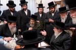 מעמד חתימת שטרות בבית הנדבן הרבני ר' שלום יוסף אבערלאנדער הי"ו, ממבוני וממייסדי מוסדות צאן יוסף פאפא מאנסי, פאר די איבערבוי פון די פראכטפולע שמחה זאלן אינעם בנין הת"ת, בראשות כ"ק אדמו"ר מפאפא שליט"א
