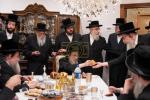 מעמד חתימת שטרות בבית הנדבן הרבני ר' שלום יוסף אבערלאנדער הי"ו, ממבוני וממייסדי מוסדות צאן יוסף פאפא מאנסי, פאר די איבערבוי פון די פראכטפולע שמחה זאלן אינעם בנין הת"ת, בראשות כ"ק אדמו"ר מפאפא שליט"א