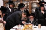מעמד חתימת שטרות בבית הנדבן הרבני ר' שלום יוסף אבערלאנדער הי"ו, ממבוני וממייסדי מוסדות צאן יוסף פאפא מאנסי, פאר די איבערבוי פון די פראכטפולע שמחה זאלן אינעם בנין הת"ת, בראשות כ"ק אדמו"ר מפאפא שליט"א