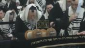 כ"ק אדמו"ר מגור שליט"א איז עולה לתורה ביום היארצייט פונעם מאמע ע"ה
