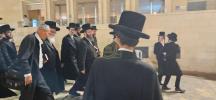 Main image for הרה"צ רבי אהרן מענדיל טווערסקי שליט"א בנו בכורו פון כ"ק אדמו"ר מסקווירא שליט"א ביים כותל המערבי 