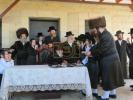 מעמד הנחת תפילין פון אייניקל פון הגה"צ ראש ישיבת סאטמאר בני ברק שליט"א און אור אייניקל פון כ"ק אדמו"ר מוויזניץ שליט"א 