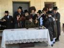 מעמד הנחת תפילין פון אייניקל פון הגה"צ ראש ישיבת סאטמאר בני ברק שליט"א און אור אייניקל פון כ"ק אדמו"ר מוויזניץ שליט"א 