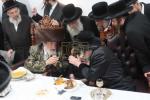 מעמד הנחת תפילין פון אייניקל פון הגה"צ ראש ישיבת סאטמאר בני ברק שליט"א און אור אייניקל פון כ"ק אדמו"ר מוויזניץ שליט"א 