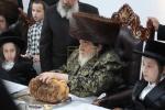 מעמד הנחת תפילין פון אייניקל פון הגה"צ ראש ישיבת סאטמאר בני ברק שליט"א און אור אייניקל פון כ"ק אדמו"ר מוויזניץ שליט"א 
