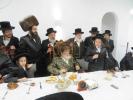 מעמד הנחת תפילין פון אייניקל פון הגה"צ ראש ישיבת סאטמאר בני ברק שליט"א און אור אייניקל פון כ"ק אדמו"ר מוויזניץ שליט"א 