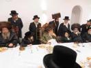 מעמד הנחת תפילין פון אייניקל פון הגה"צ ראש ישיבת סאטמאר בני ברק שליט"א און אור אייניקל פון כ"ק אדמו"ר מוויזניץ שליט"א 