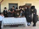 מעמד הנחת תפילין פון אייניקל פון הגה"צ ראש ישיבת סאטמאר בני ברק שליט"א און אור אייניקל פון כ"ק אדמו"ר מוויזניץ שליט"א 