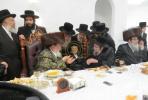 מעמד הנחת תפילין פון אייניקל פון הגה"צ ראש ישיבת סאטמאר בני ברק שליט"א און אור אייניקל פון כ"ק אדמו"ר מוויזניץ שליט"א 