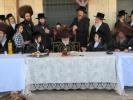 מעמד הנחת תפילין פון אייניקל פון הגה"צ ראש ישיבת סאטמאר בני ברק שליט"א און אור אייניקל פון כ"ק אדמו"ר מוויזניץ שליט"א 