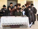 מעמד הנחת תפילין פון אייניקל פון הגה"צ ראש ישיבת סאטמאר בני ברק שליט"א און אור אייניקל פון כ"ק אדמו"ר מוויזניץ שליט"א 