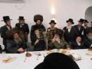 מעמד הנחת תפילין פון אייניקל פון הגה"צ ראש ישיבת סאטמאר בני ברק שליט"א און אור אייניקל פון כ"ק אדמו"ר מוויזניץ שליט"א 