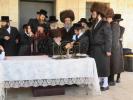 מעמד הנחת תפילין פון אייניקל פון הגה"צ ראש ישיבת סאטמאר בני ברק שליט"א און אור אייניקל פון כ"ק אדמו"ר מוויזניץ שליט"א 