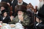 מעמד הנחת תפילין פון אייניקל פון הגה"צ ראש ישיבת סאטמאר בני ברק שליט"א און אור אייניקל פון כ"ק אדמו"ר מוויזניץ שליט"א 