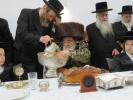 מעמד הנחת תפילין פון אייניקל פון הגה"צ ראש ישיבת סאטמאר בני ברק שליט"א און אור אייניקל פון כ"ק אדמו"ר מוויזניץ שליט"א 
