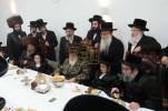 מעמד הנחת תפילין פון אייניקל פון הגה"צ ראש ישיבת סאטמאר בני ברק שליט"א און אור אייניקל פון כ"ק אדמו"ר מוויזניץ שליט"א 