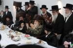 מעמד הנחת תפילין פון אייניקל פון הגה"צ ראש ישיבת סאטמאר בני ברק שליט"א און אור אייניקל פון כ"ק אדמו"ר מוויזניץ שליט"א 