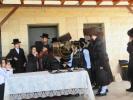 מעמד הנחת תפילין פון אייניקל פון הגה"צ ראש ישיבת סאטמאר בני ברק שליט"א און אור אייניקל פון כ"ק אדמו"ר מוויזניץ שליט"א 