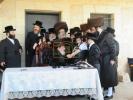 מעמד הנחת תפילין פון אייניקל פון הגה"צ ראש ישיבת סאטמאר בני ברק שליט"א און אור אייניקל פון כ"ק אדמו"ר מוויזניץ שליט"א 