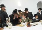 מעמד הנחת תפילין פון אייניקל פון הגה"צ ראש ישיבת סאטמאר בני ברק שליט"א און אור אייניקל פון כ"ק אדמו"ר מוויזניץ שליט"א 