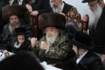 מעמד הנחת תפילין פון אייניקל פון הגה"צ ראש ישיבת סאטמאר בני ברק שליט"א און אור אייניקל פון כ"ק אדמו"ר מוויזניץ שליט"א 