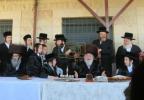 מעמד הנחת תפילין פון אייניקל פון הגה"צ ראש ישיבת סאטמאר בני ברק שליט"א און אור אייניקל פון כ"ק אדמו"ר מוויזניץ שליט"א 