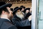 באזוך פון כ"ק אדמו"ר מסאטמאר שליט"א אין לעיקוואד לרגל די מעמד קביעת מזוזה אין נייעם סאטמארע פלייש געשעפט 