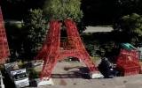 Main image for מאן מיט זיין אייניקל בויען א קליינע אייפעל טורעם