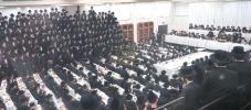 ערשטע בילדער פון יארצייט טיש בחצר הקודש פאפא יעצט אופדערנאכט
