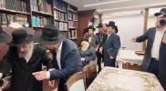 Main image for כ"ק גאב"ד ירושלים שליט"א באגלייט ארויס הגר"ד לאנדא נאכן באזוך איבערן גזירת הגיוס 