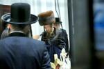 כ"ק אדמו"ר מסאדיגורא שליט"א ביים יארצייט פון סעודה פון אביו בעל עטרת ישראל ז"ל 