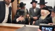 Main image for הגר"ד לאנדא ליידנט איין כ"ק גאב"ד ירושלים שליט"א צום מחאה אינדרויסן פונעם תפיסה וואו בחורים זיצן