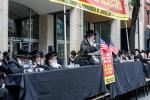  עצרת מחאה מאסן פיקטיניג בחוצות מאנהעטען אקעגן איבער די קאנסול פון די ציונים וואס איז פארופן געווארן דורך כ"ק אדמו"ר מסאטמאר שליט"א