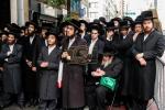  עצרת מחאה מאסן פיקטיניג בחוצות מאנהעטען אקעגן איבער די קאנסול פון די ציונים וואס איז פארופן געווארן דורך כ"ק אדמו"ר מסאטמאר שליט"א