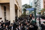  עצרת מחאה מאסן פיקטיניג בחוצות מאנהעטען אקעגן איבער די קאנסול פון די ציונים וואס איז פארופן געווארן דורך כ"ק אדמו"ר מסאטמאר שליט"א