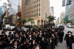  עצרת מחאה מאסן פיקטיניג בחוצות מאנהעטען אקעגן איבער די קאנסול פון די ציונים וואס איז פארופן געווארן דורך כ"ק אדמו"ר מסאטמאר שליט"א